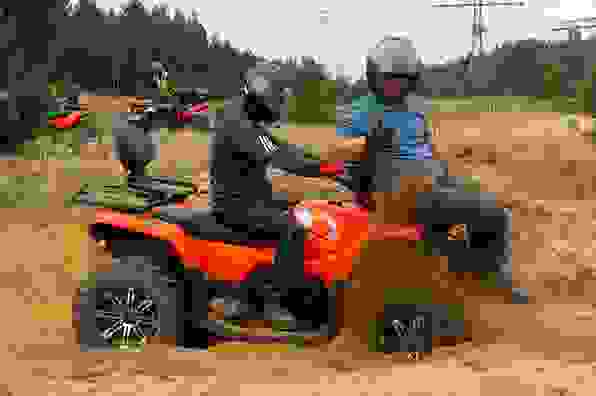Große Jungs buddeln im Sand